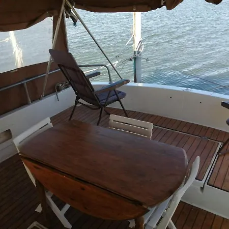 Beau Bateau Des Annees 70 - - Port 船上ホテル Le Barcarès